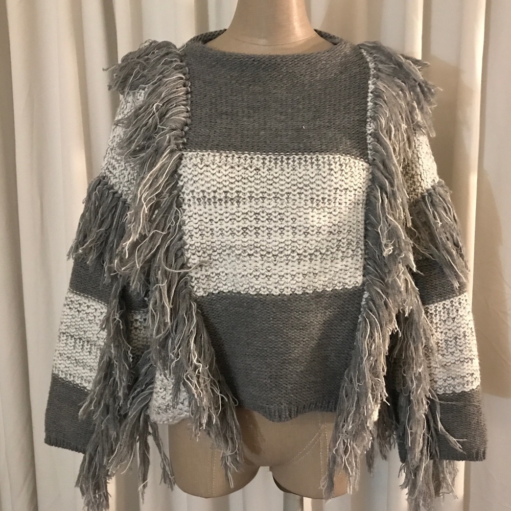 Knitted sweater with fringe
